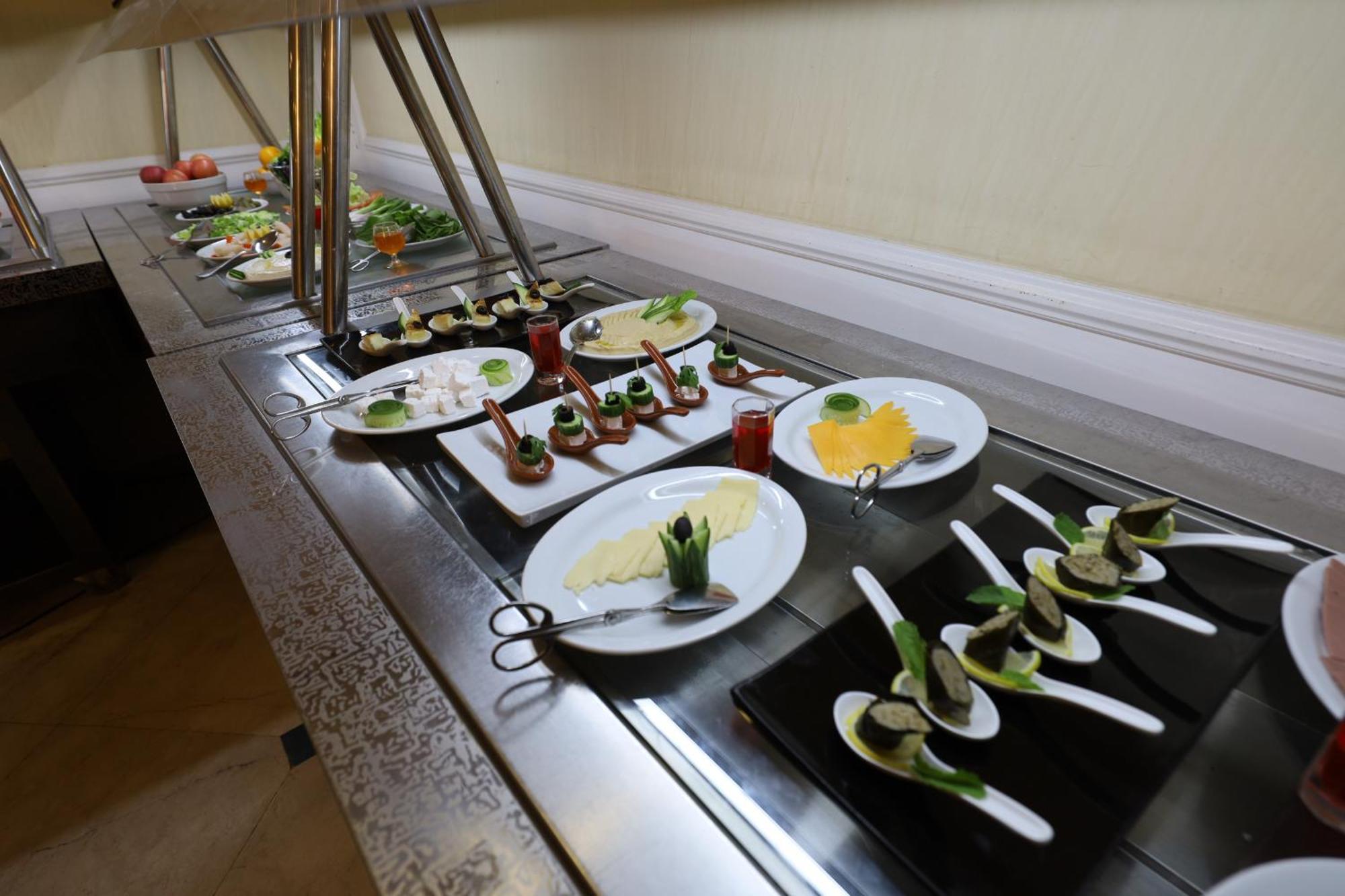 Habitat All Suites, Al Khobar Ngoại thất bức ảnh A buffet at a hotel