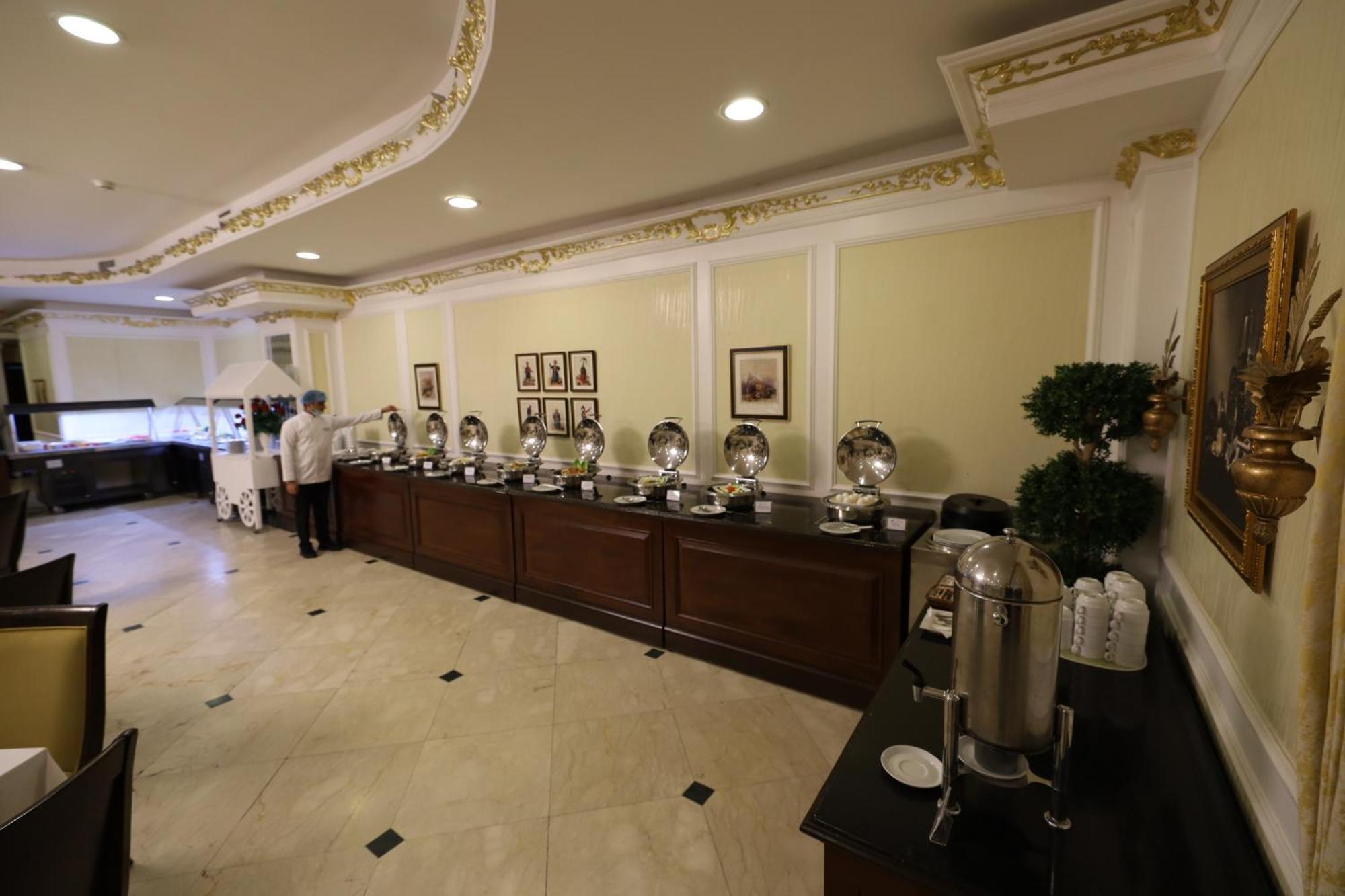 Habitat All Suites, Al Khobar Ngoại thất bức ảnh A buffet at a hotel