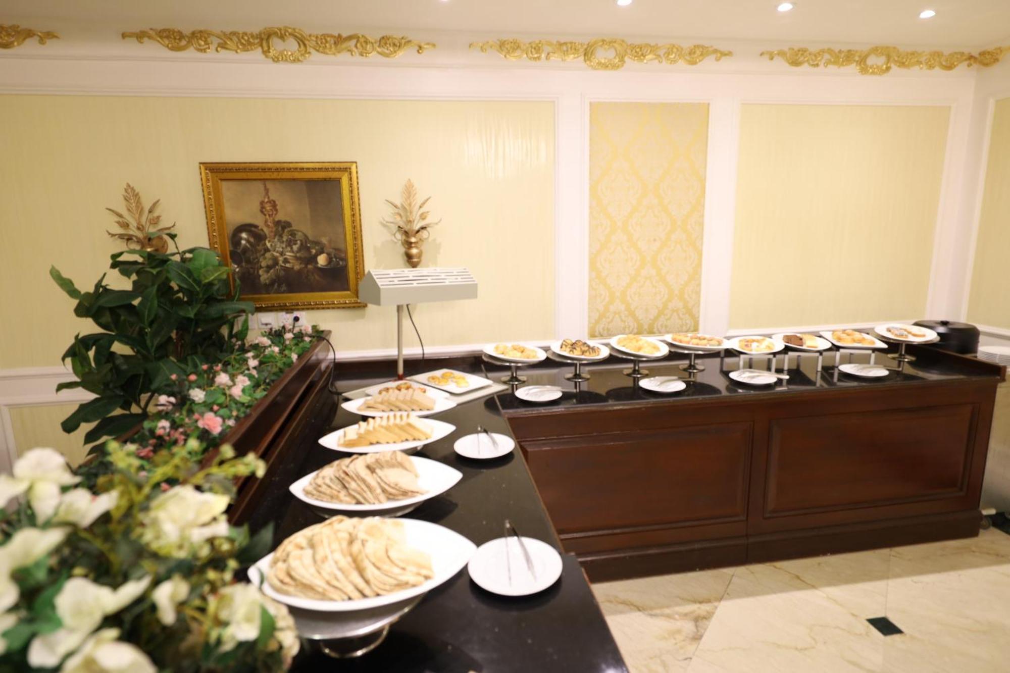 Habitat All Suites, Al Khobar Ngoại thất bức ảnh A buffet at a hotel