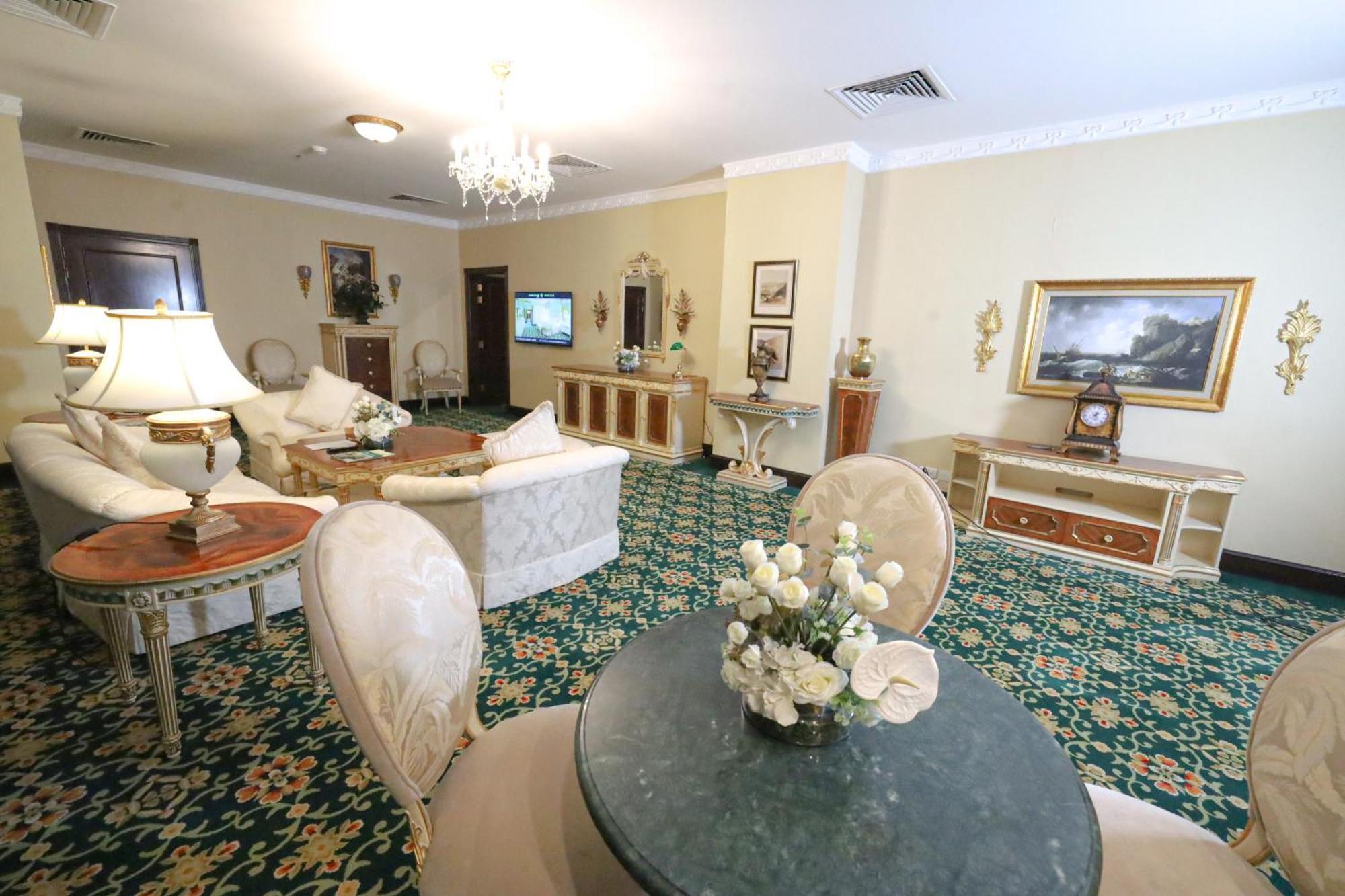 Habitat All Suites, Al Khobar Ngoại thất bức ảnh The living room of the Vice Presidential Suite